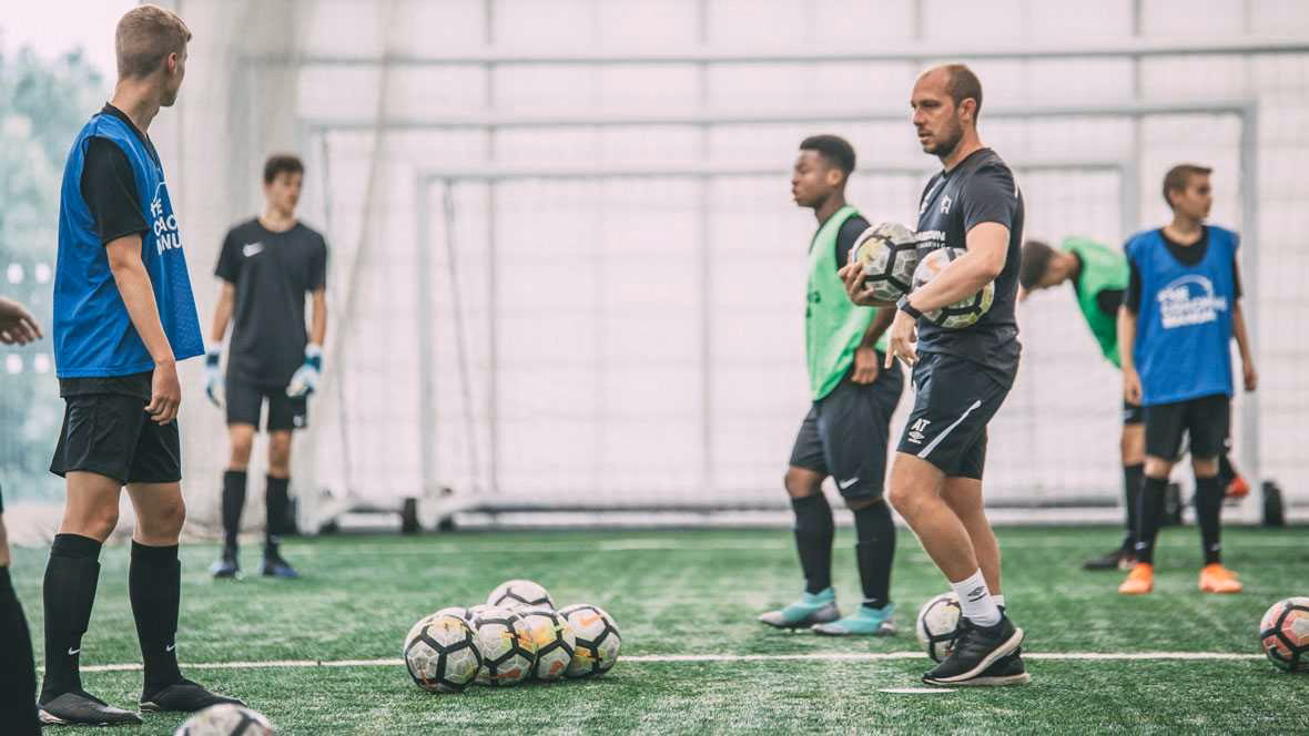 What is the international online football coaching course?