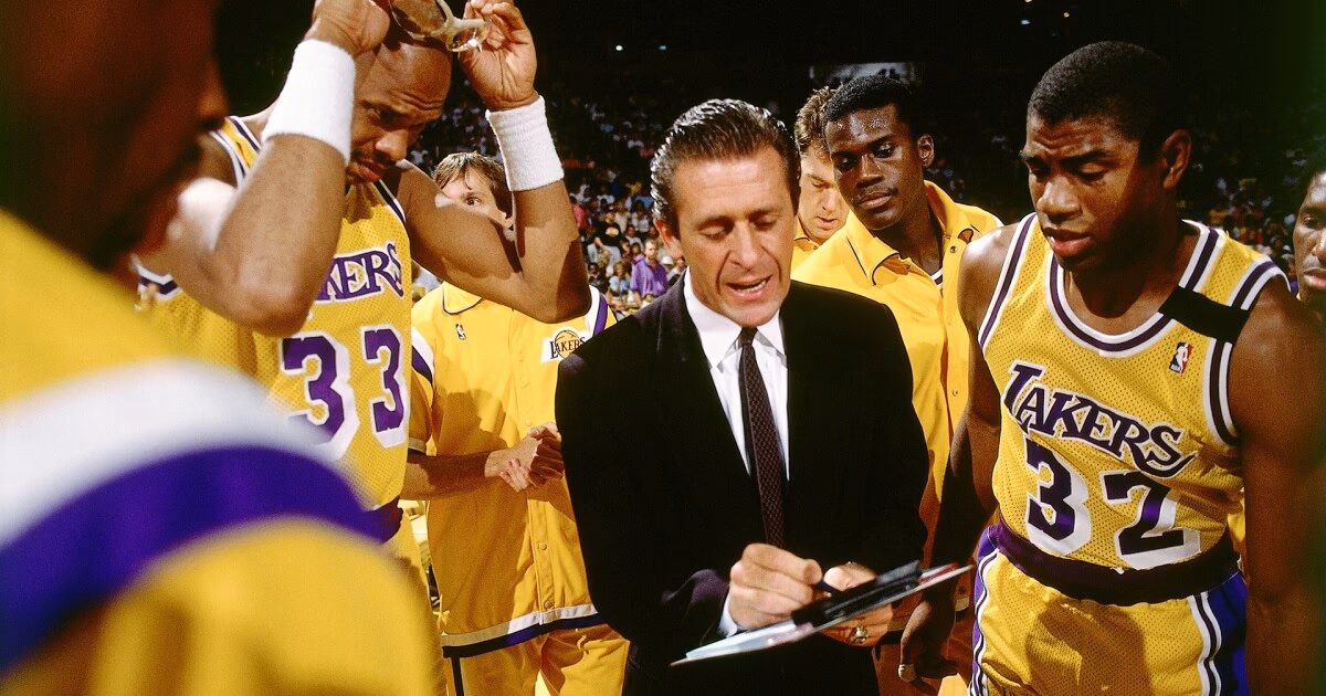 ¿Cuántos puntos y rebotes tuvo Pat Riley?