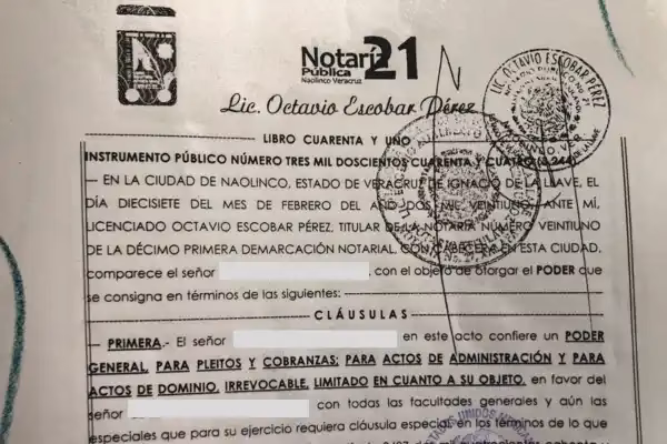 ¿Quién entregará el título de los notarios o notarias electas?