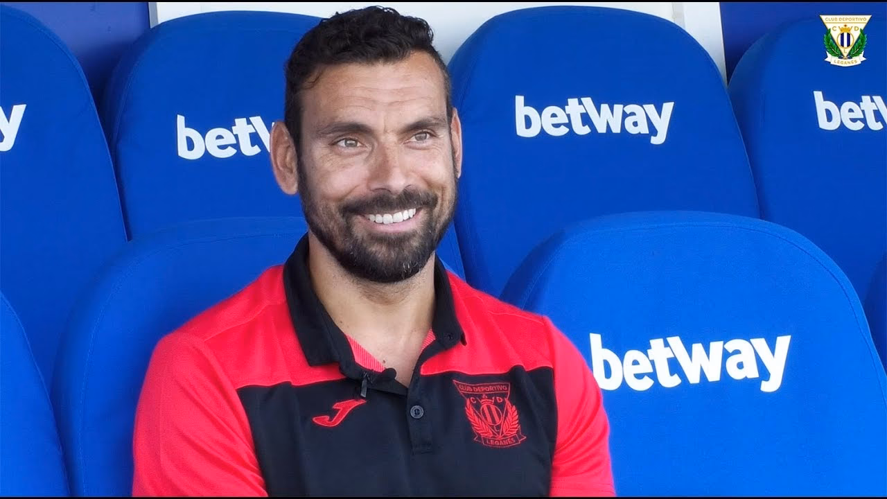 ¿Quién es el segundo entrenador del Llanes?