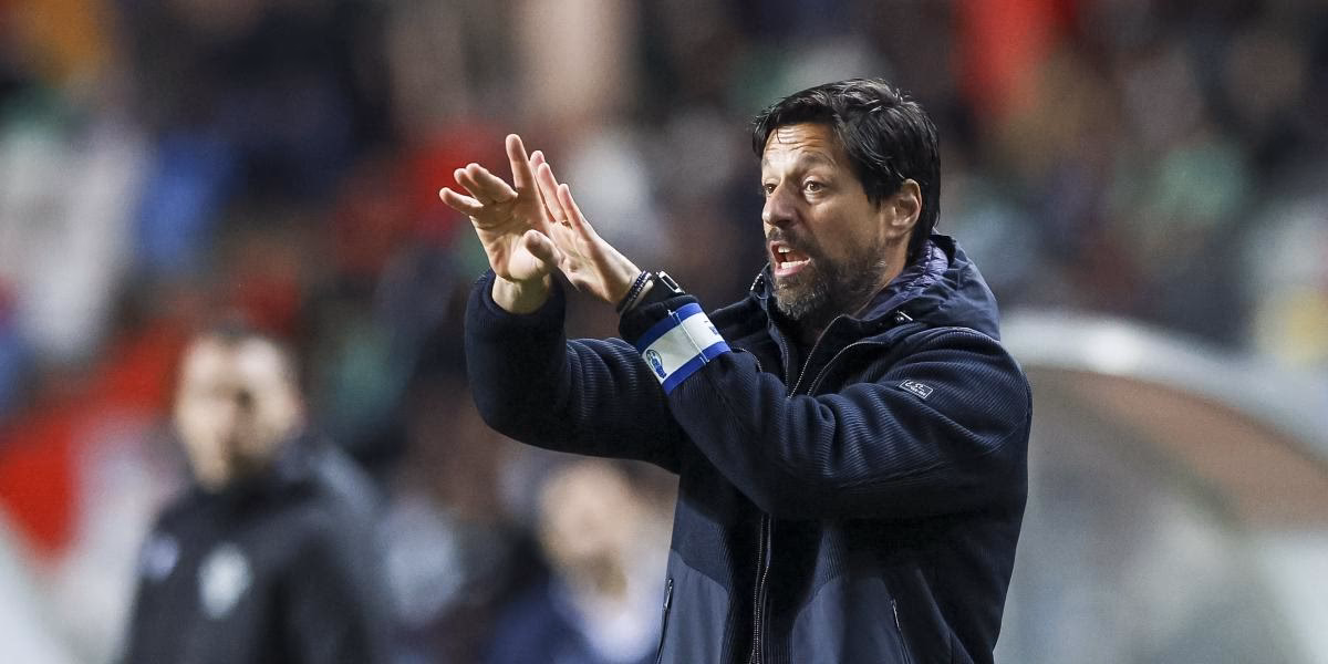 ¿Quién es el entrenador del elenco victoriano?